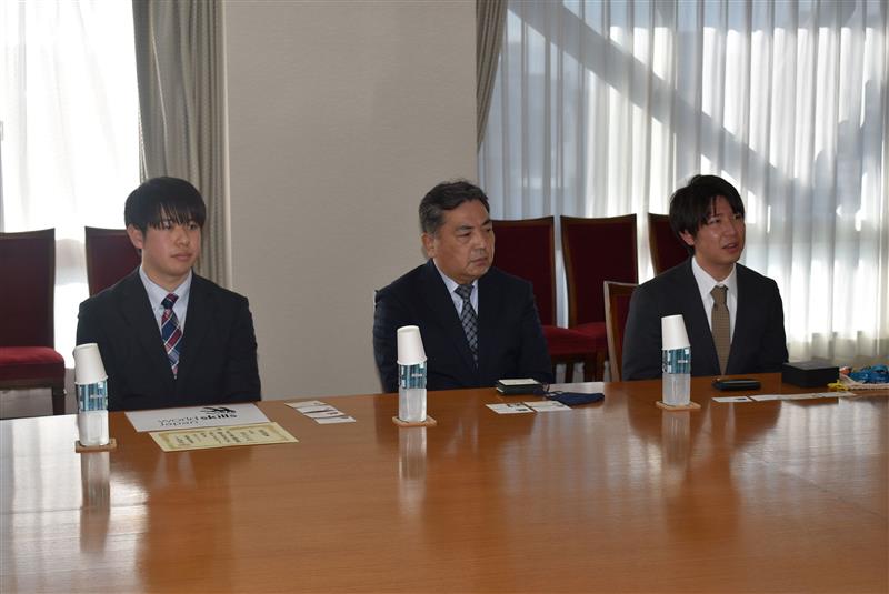 左から）次回技能五輪世界大会「水技術職種」日本代表選手髙島旺亮、水ingAM安田社長、前大会銅メダリスト山﨑翼